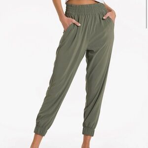 Vuori Villa Jogger in Army color